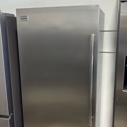 Frigidaire 18 Cu. Ft. Refrigerator EXCELLENT PRICE !  DON’T MISS IT! 