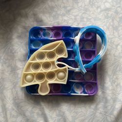 Pop it's, 1 puzzle piece, 1 braclet and 1 square pop it