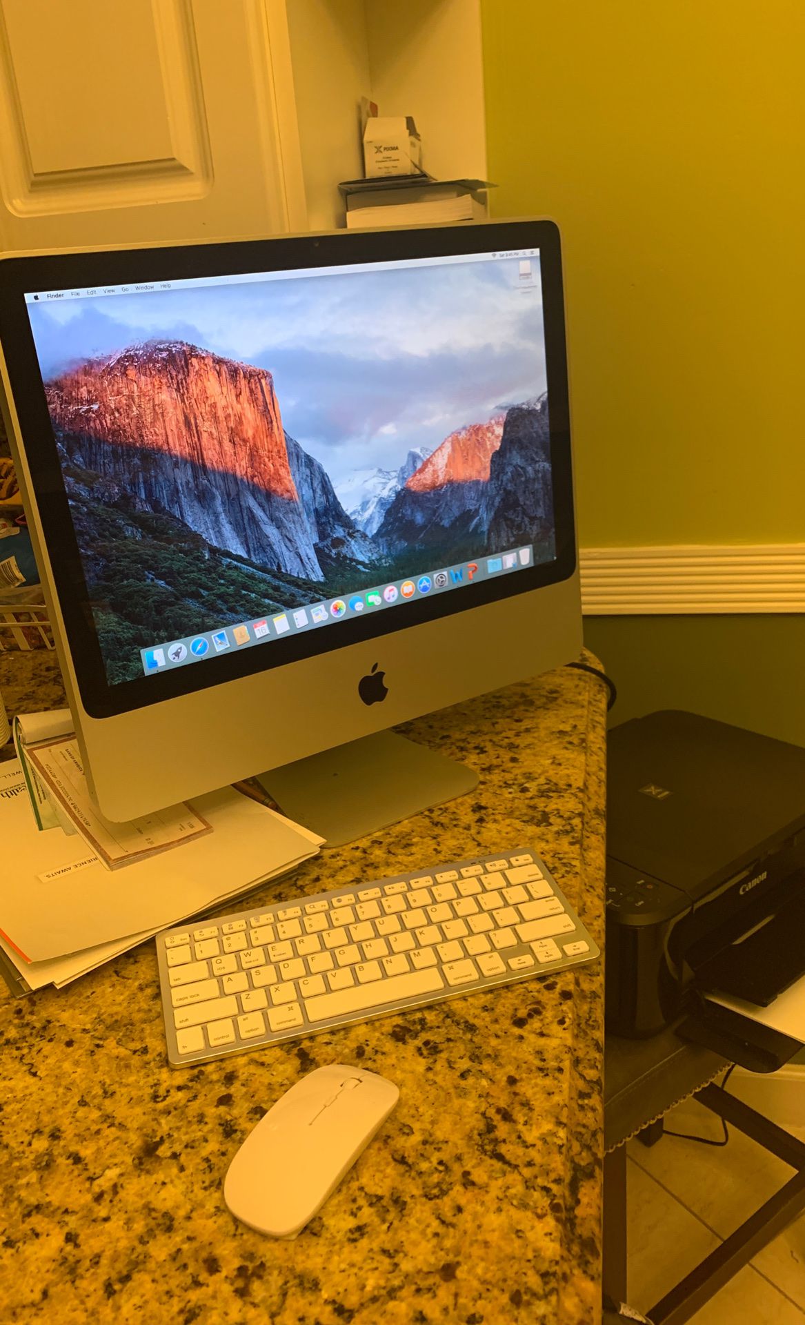 Apple computer in good condition with keyboard and mouse
