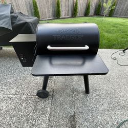TRAEGER BRONSON 20 PELLET GRILL - BLACK