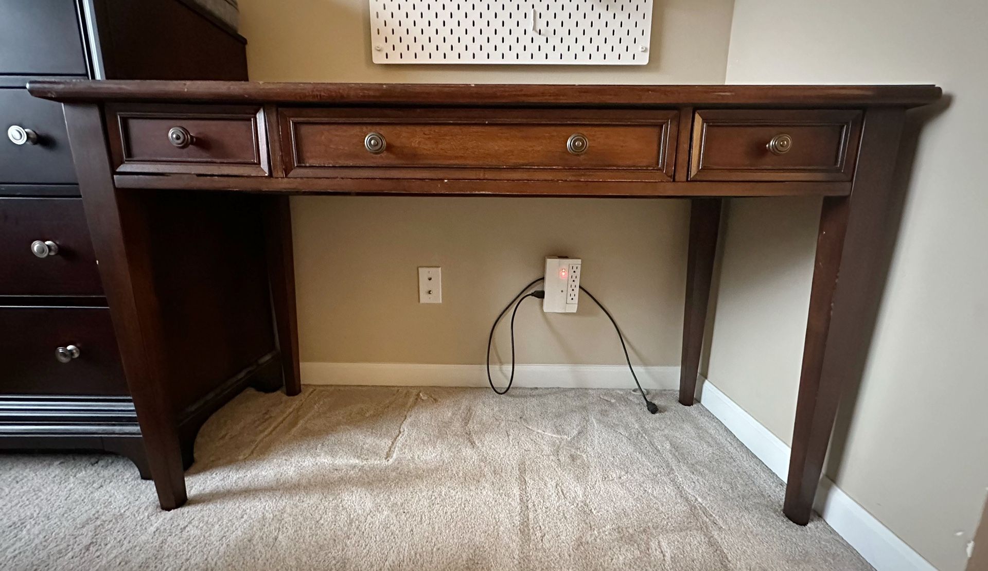 Solid wood desk. A chair and an IKEA desk are also included as a gift