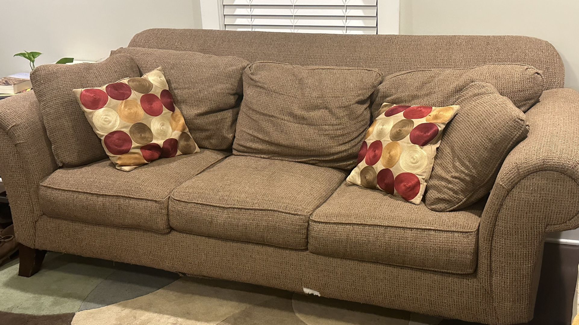 Comfy Couch & Throw Pillows Home & Garden