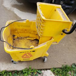 Brute Rubbermaid Mop Bucket And Wringer