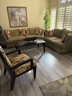 Sofá And Love Seat And Tables For 300