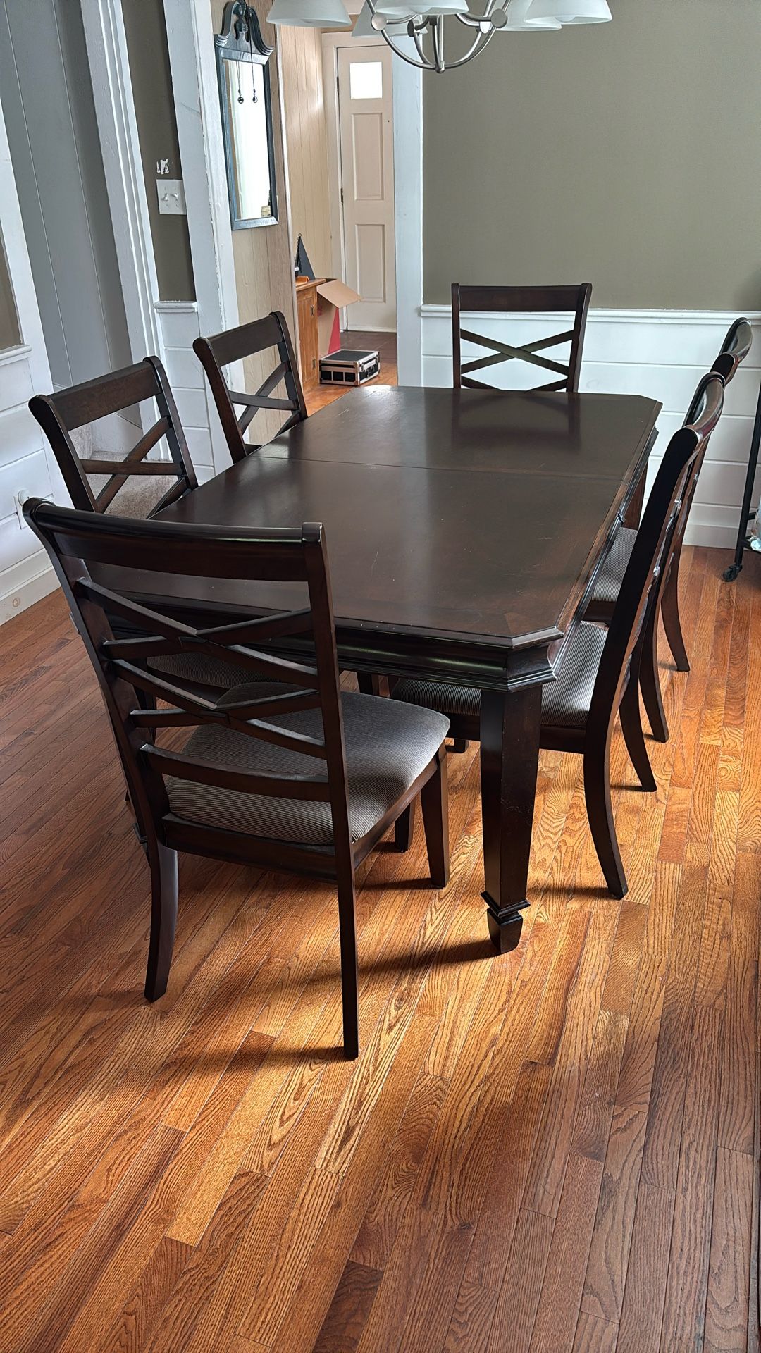 Dining Room Table & Chairs