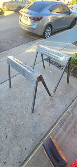 Folding metal saw horses
