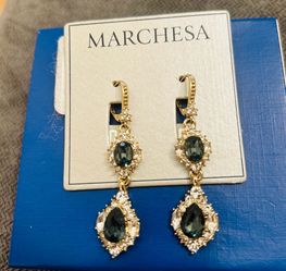 Hermosos pendientes Marchesa ,en tono azul oscuro y grisáceo con cristales transparentes