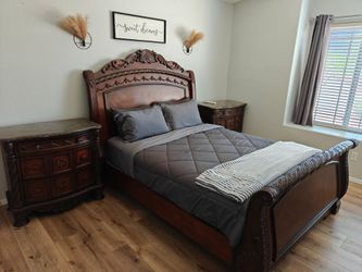 Traditional 4-Piece Ornate Wood Bedroom Set