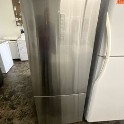 Like New Haier Bottom freezer Refrigerator 