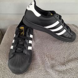 Adidas Superstar size 6y