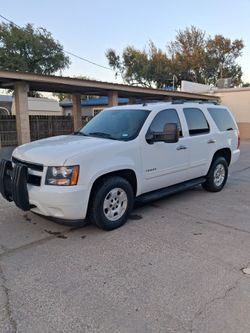 2012 Chevy tahoe bien Buena con Ac llantas nuevas  titulo linpio en $5800