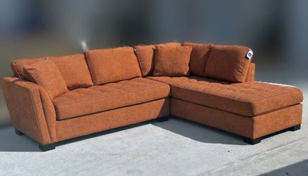 Free Delivery Today! Like new Cindy Crawford Russet orange sectional couch. No stains or rips. No pets. Beautiful sofa