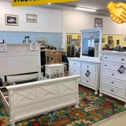 KASLYN PANEL BEDROOM SET QUEEN BED DRESSER NIGHTSTAND AND MİRROR WİTH İNTEREST FREE PAYMENT OPTİONS