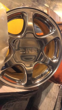 GMC Yukon polished wheel like new 17”