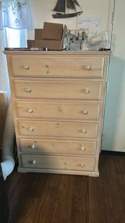 Standing dresser