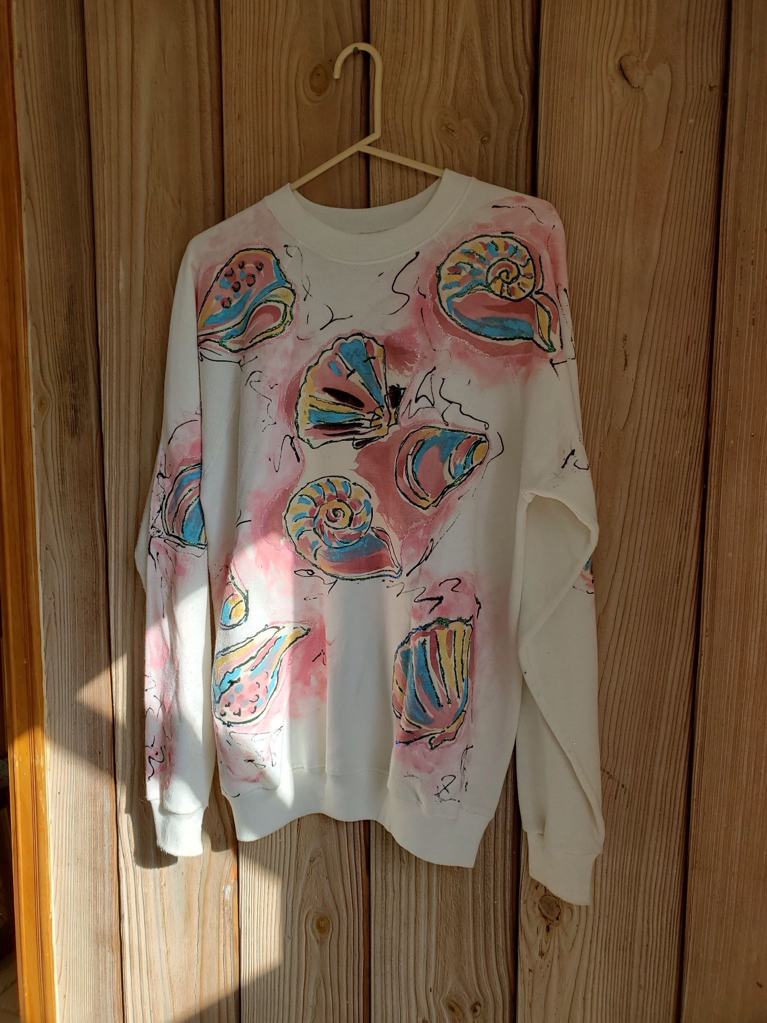 Vintage 90s Hand-Painted Multicolor Seashells on White Crewneck Sweatshirt