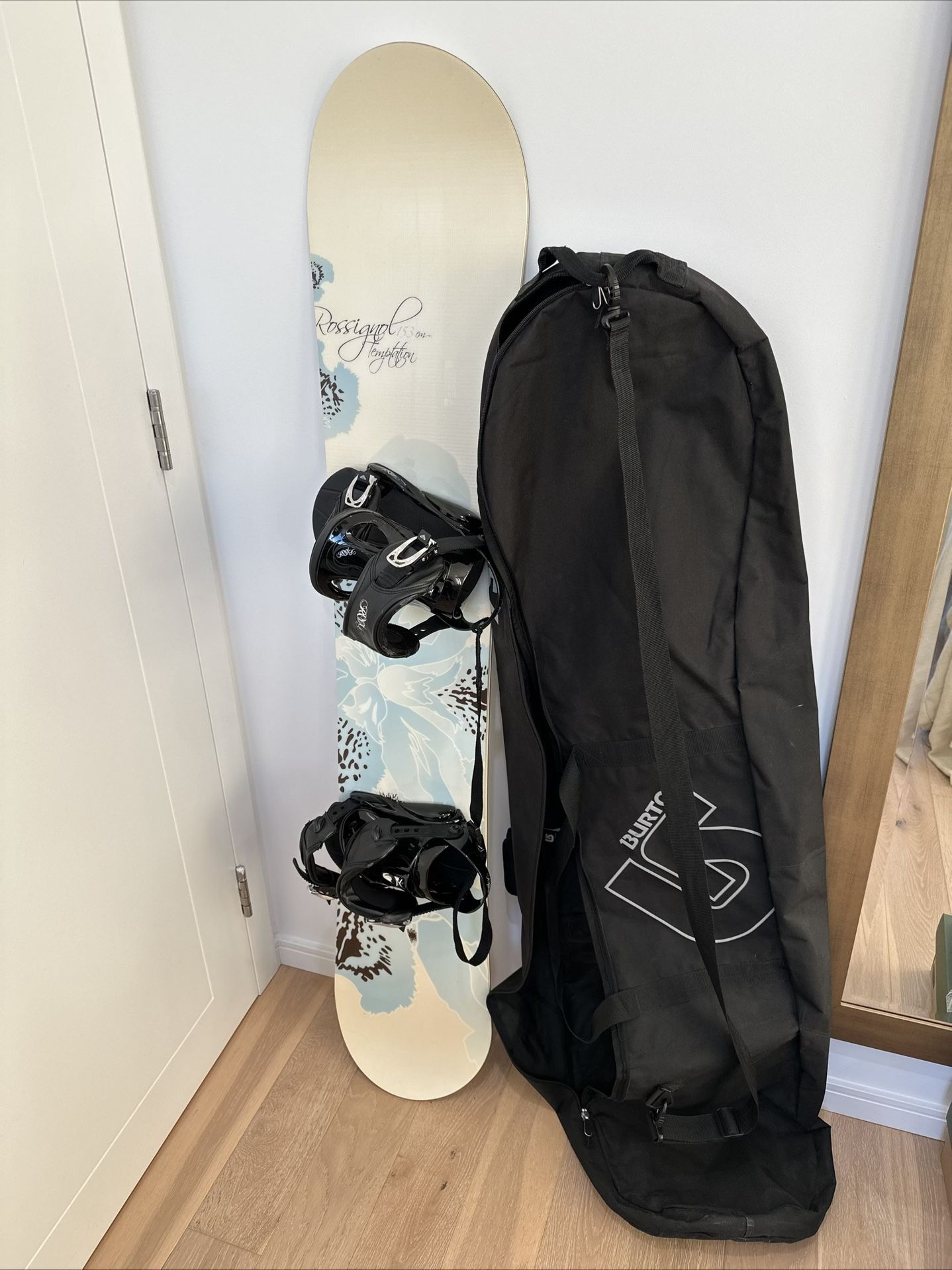 ROSSIGNOL TEMPTATION SNOWBOARD 153 CM WITH ROXY BINDINGS + BURTON BAG