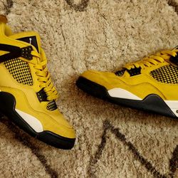 Jordan 4 Lightning Size 9.5 