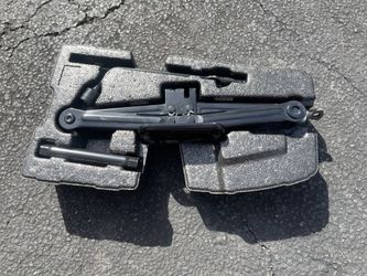 Hyundai Santa Fe Spare Tire Jack w/Tools OEM