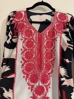Elegant Kaftan / Abaya Dress – Black, White & Pink Embroidered (Size L/XL)