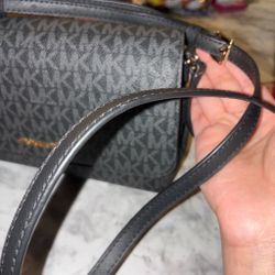 Michael kors medium logo crossbody