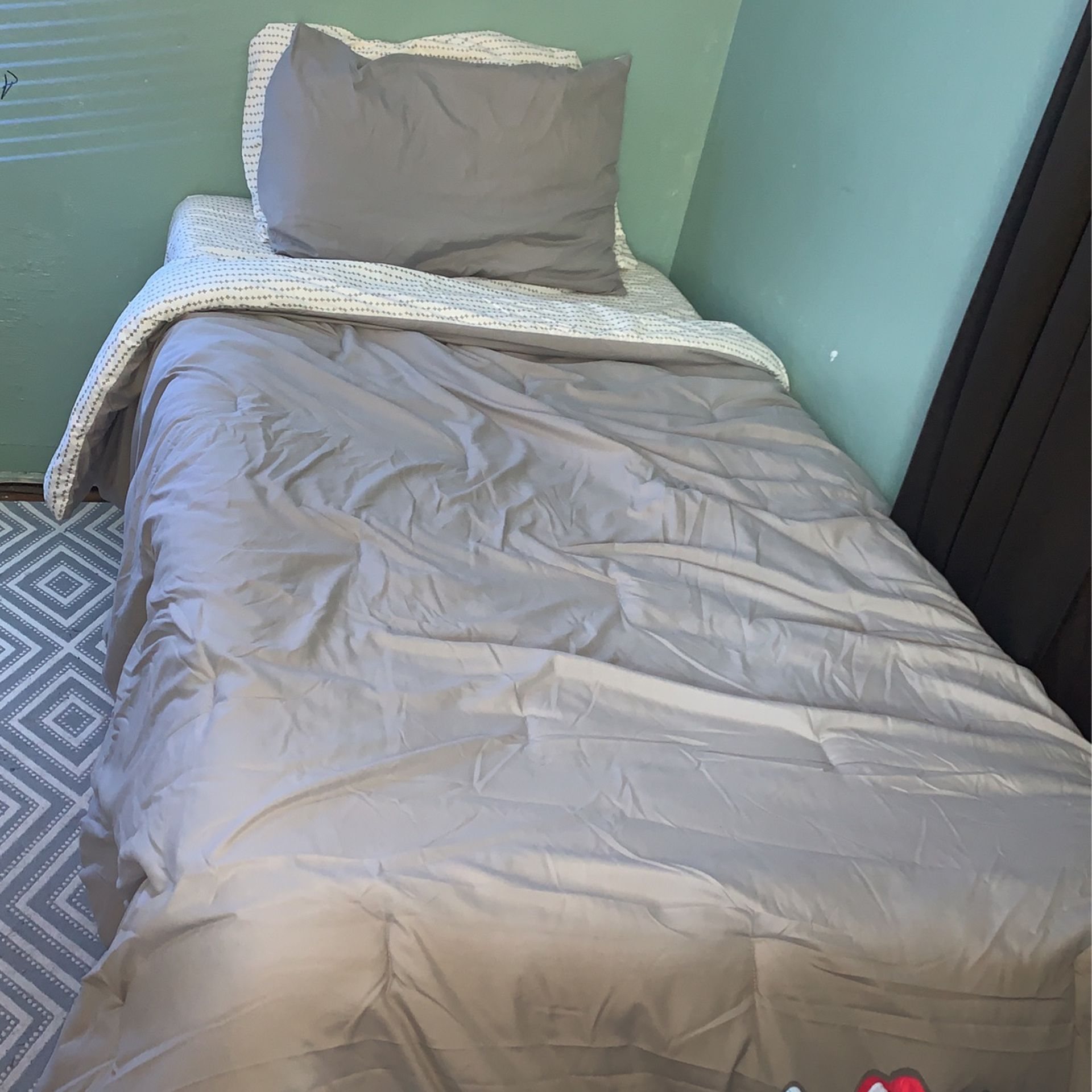 Twin Bed Memory Foam Mattress + Bed Set/Railing 