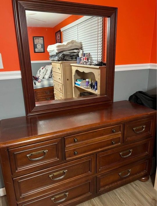 Gorgeous Solid Wood Mirrored Dresser Excellent Condition