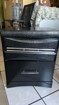 Cajonera pequeña de madera dos cajones en perfecta condición $25.00