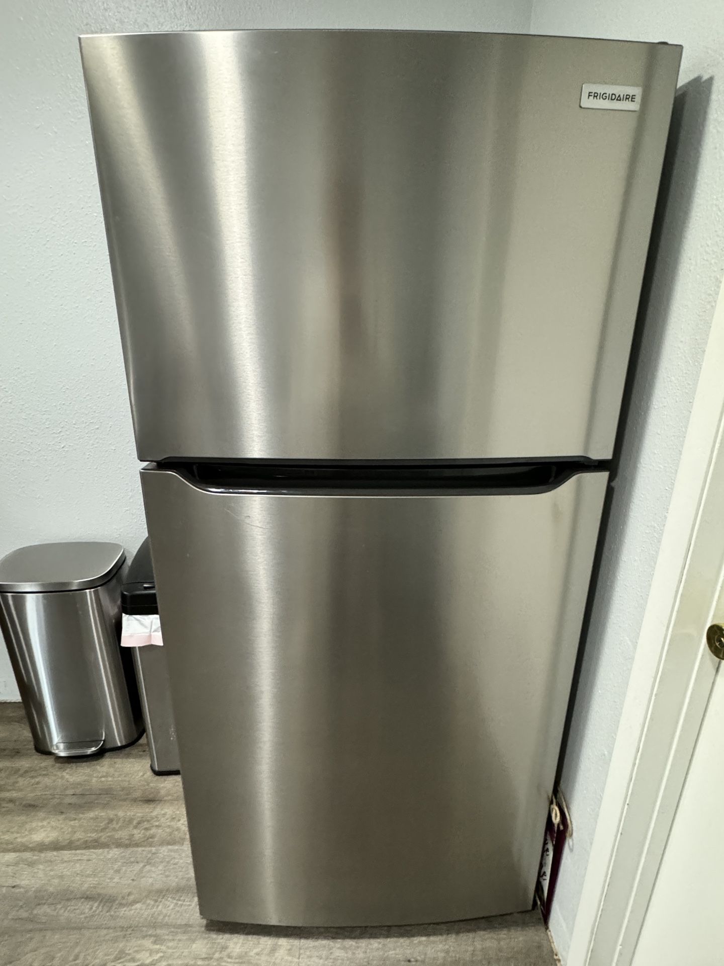Refrigerator Frigidaire Stainless Steel TopFreezer Refrigerator