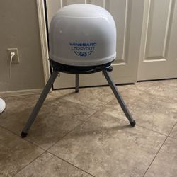 Winegard Carryout G3 Portable Automatic Satellite Antenna in white. (with Stand)