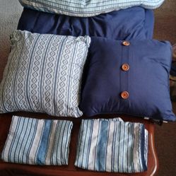 QUEEN COMFORTER 2 SHAMS 2 THROW PILLOWS. $25.