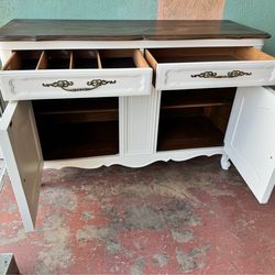 Beautiful Buffet/ Sideboard Cabinet