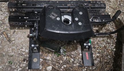 Curt A16 fifth wheel hitch tow