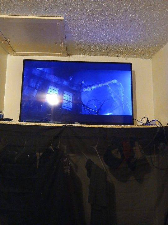 50 Inch TV Element  Not A Smart TV Roku Box Come With It