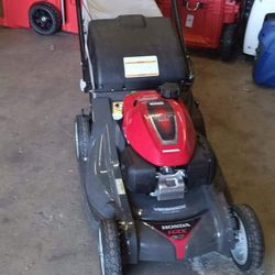 HONDA GAS LAWN MOWER  SELF-PROPELLED  