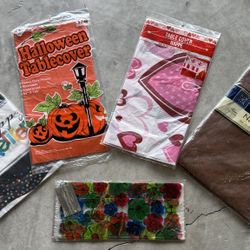 4 Tablecloths And 1 Gift Bag Set