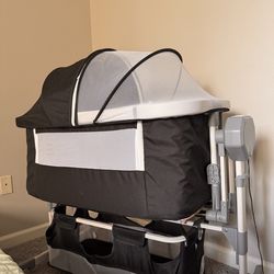 Like new electric baby bassinet w/ remote /timer/breathable sides/music/ box included
