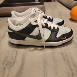 KIDS NIKES SIZE 4.5