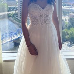 Lightly Used Wedding Dress 2022