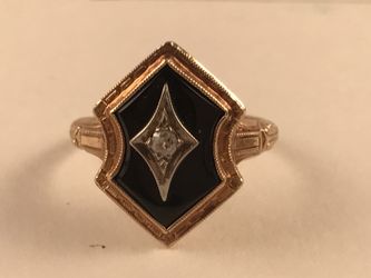 14k solid gold Fancy style ring size: 4.5. Grams :2.7