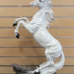 Larger Horse Figurine / Statue _ resin ( NEW ) white