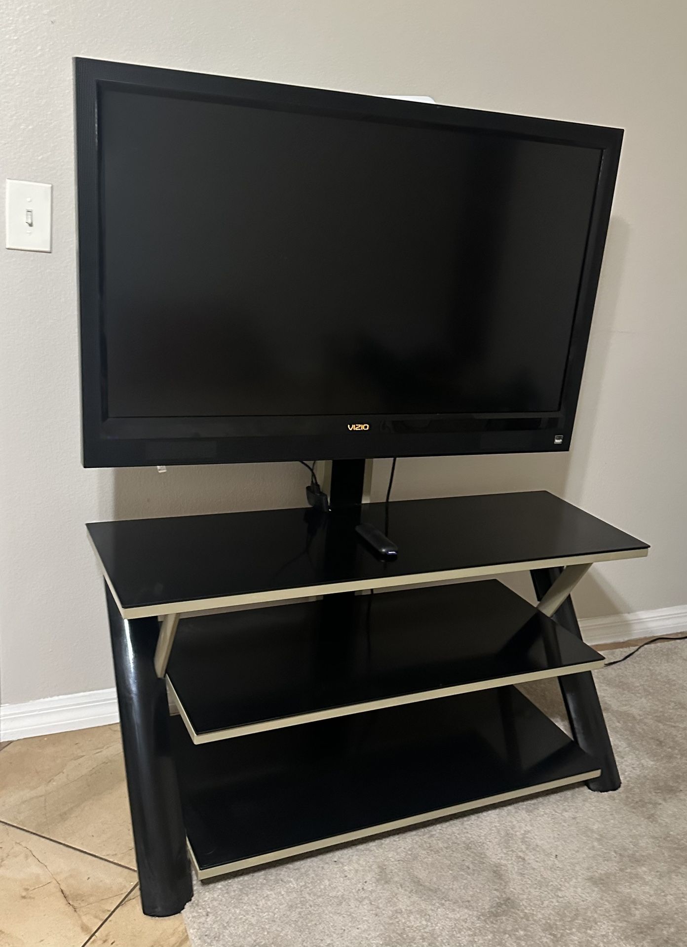 Vizio Tv, Roku And Table