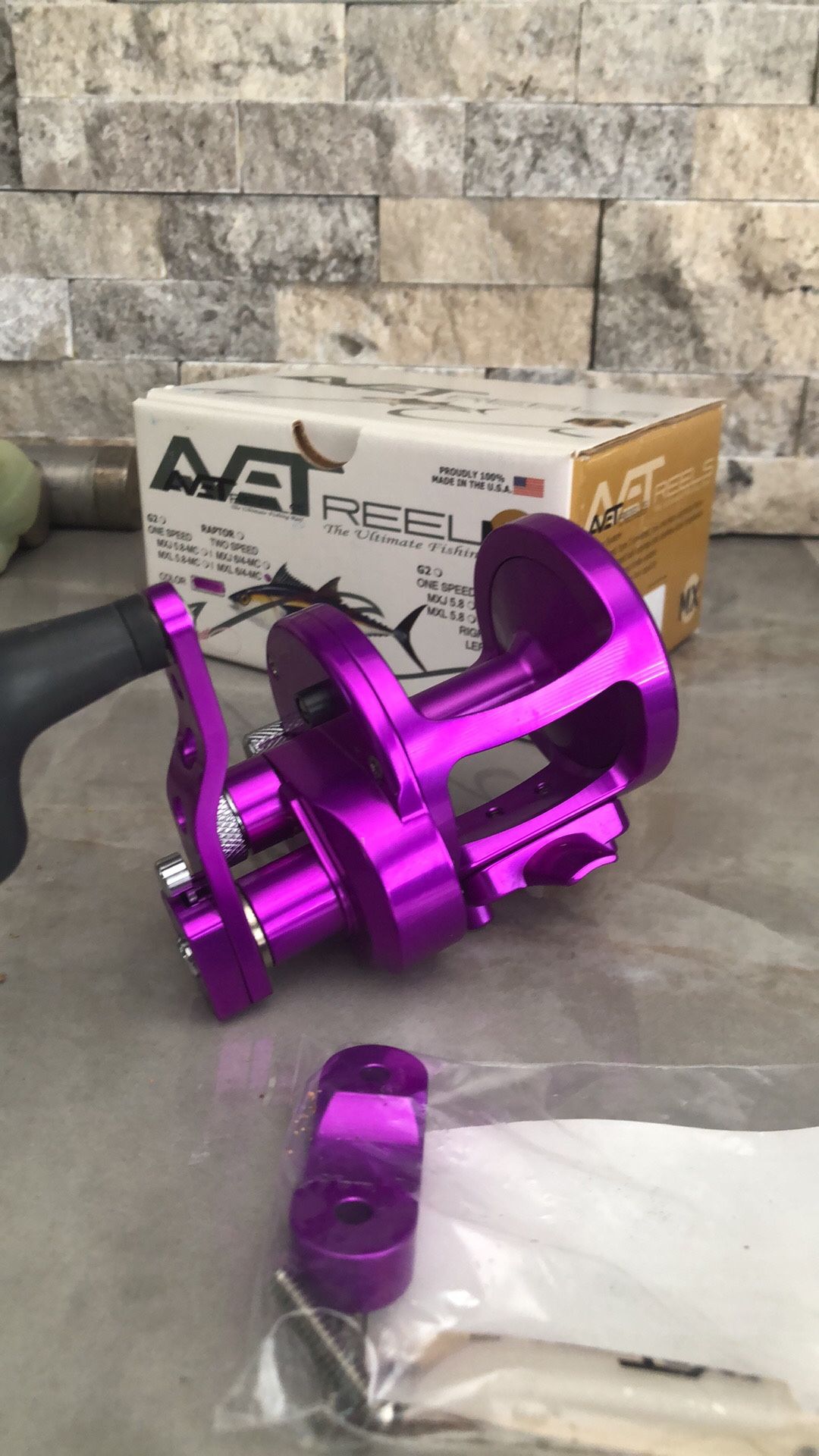 AVET MXL 6/4 MC Cast TWO SPEED Fishing Reel-NEW with Box & Clamp!! REEL is in XLNT PLUS Shape!!