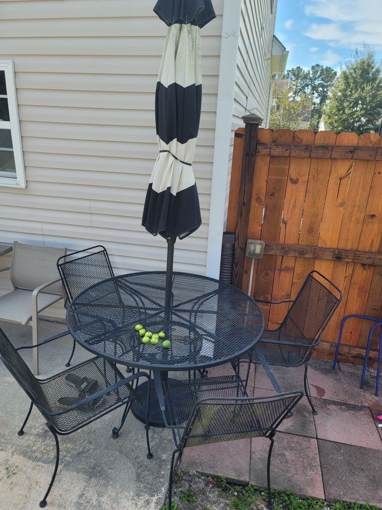 Patio Furniture. Metal Table And 4 Chears With Ambrella. Great Condition 