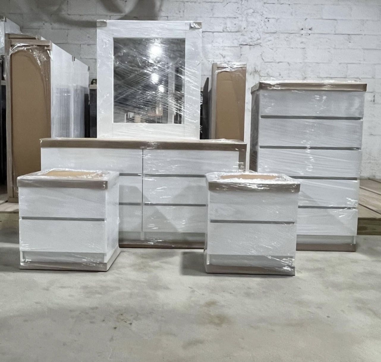 Dresser Whit Mirror , Chest And 2 Nightstands - Cómoda Con Espejo , Gavetero Y 2 Mesitas De Noche 