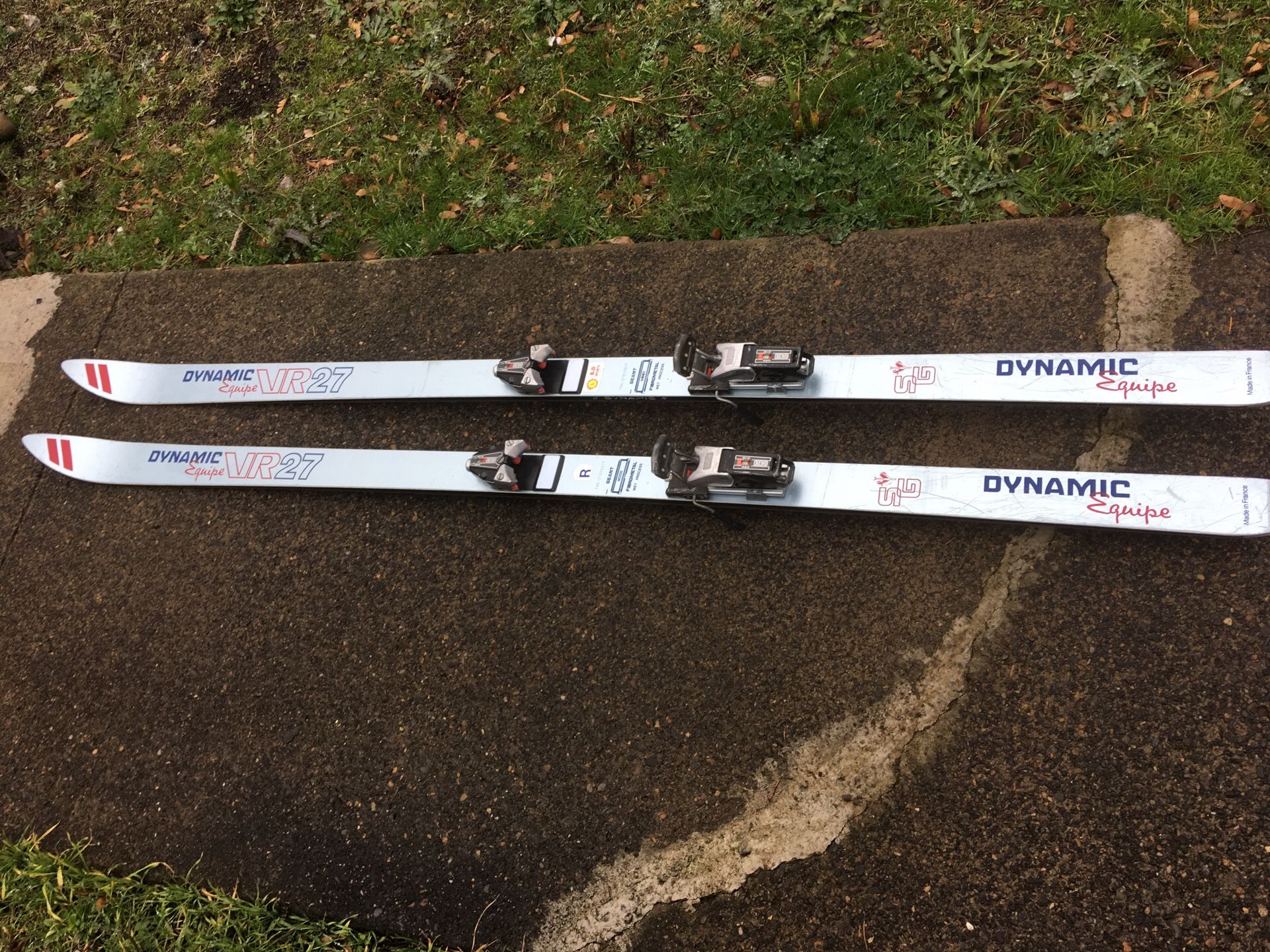 SNOW SKIES ( DYNAMIC EQUIPÉ VR 27)