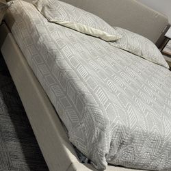 Bedframe And Mattress Queen’s Size 