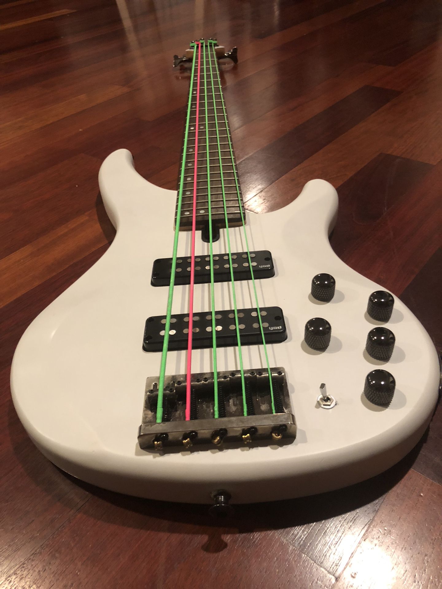 5 Sting Yamaha Bass Guitar TRBX505 White