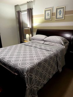 Queen bed with memory foam mattress