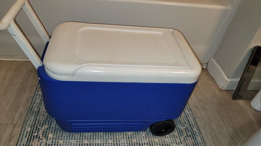 Igloo 38Q Wheelie Cool Rolling Cooler